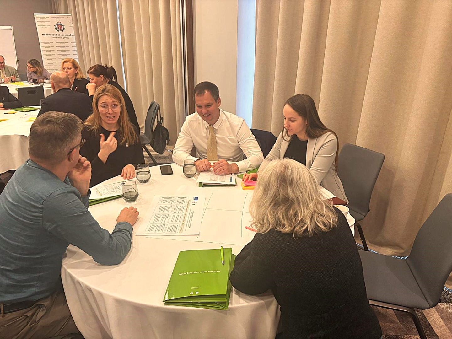 Grupas kopbilde no NVA un NVO domnīcas