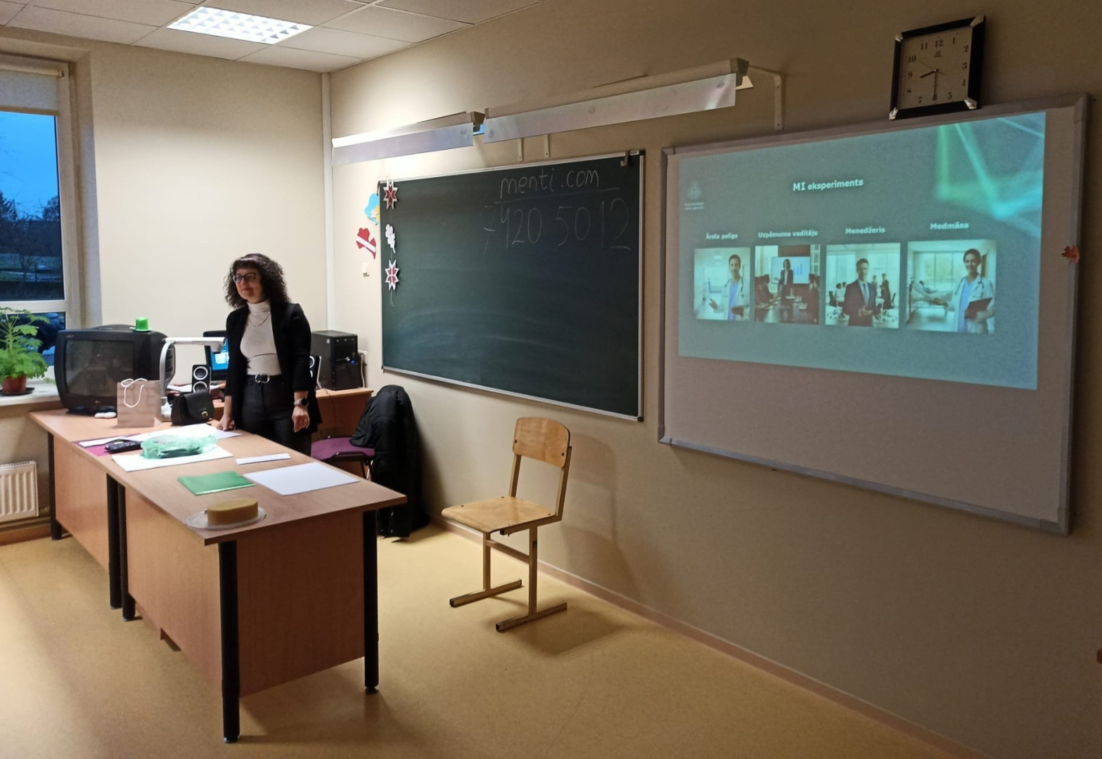 Jaunieši piedalās interaktīvā darbnīcā, diskutē un strādā pie uzdevumiem auditorijā.