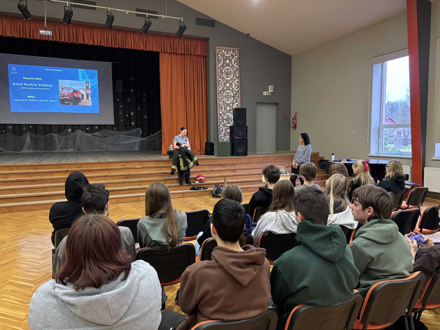 Jaunieši piedalās interaktīvā darbnīcā, diskutē un strādā pie uzdevumiem auditorijā.