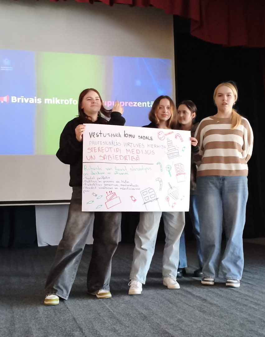 Jaunieši piedalās karjeras darbnīcā un diskutē par savām nākotnes iespējām.