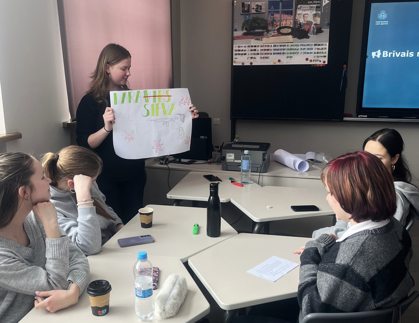 Jaunieši piedalās karjeras darbnīcā un diskutē par savām nākotnes iespējām.