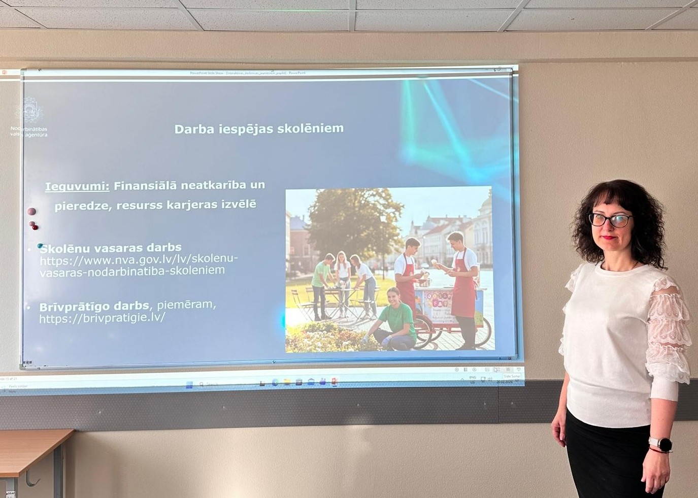 Jaunieši piedalās karjeras darbnīcā un diskutē par savām nākotnes iespējām.