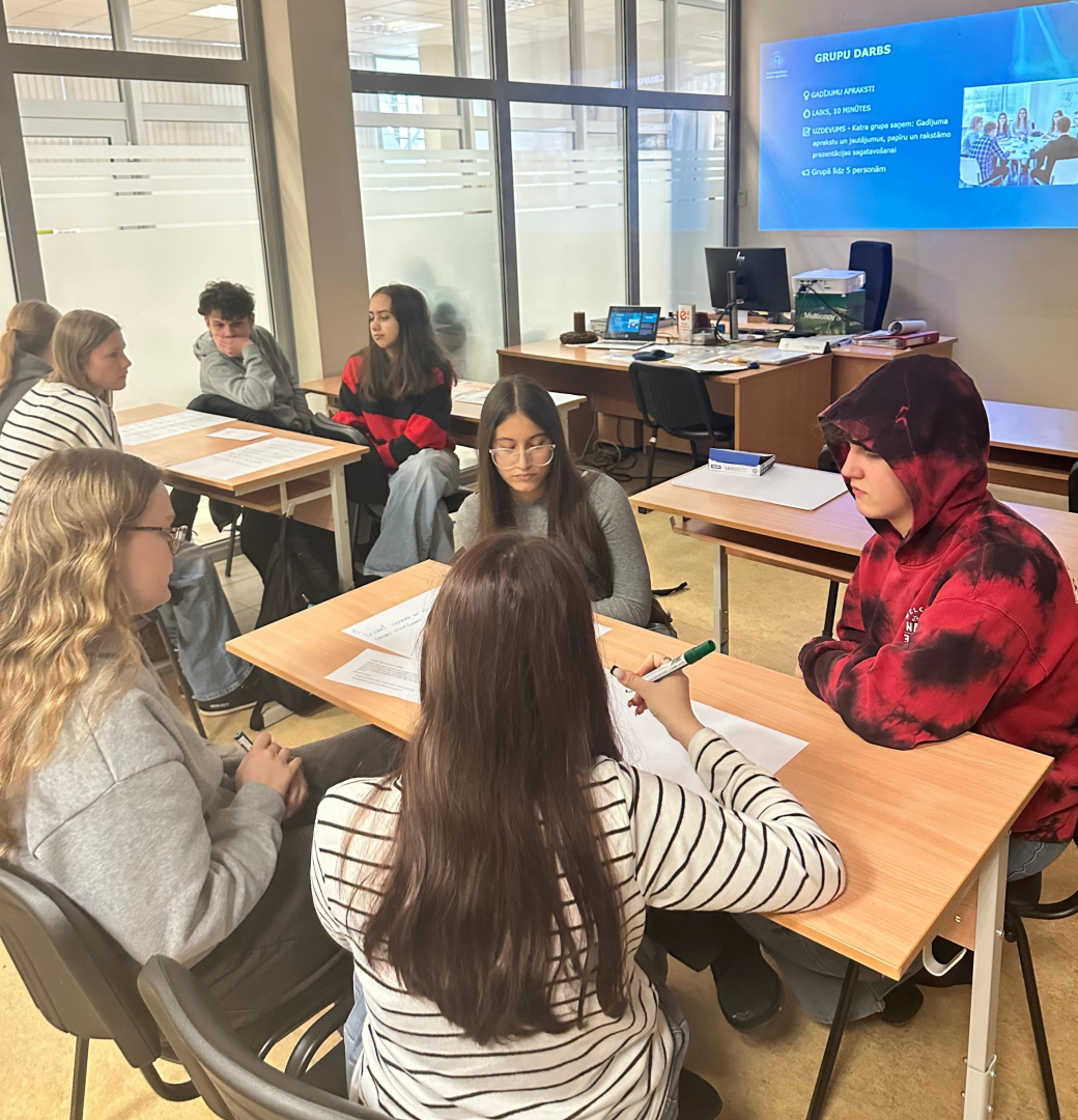 Jaunieši piedalās karjeras darbnīcā un diskutē par savām nākotnes iespējām.