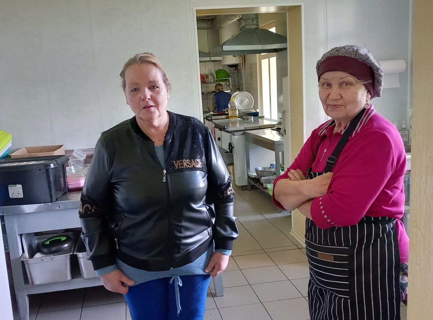 Pasākuma “Atvērto durvju dienas uzņēmumos personām ar invaliditāti” foto, kur redzami dalībnieki uzņēmuma apmeklējuma laikā