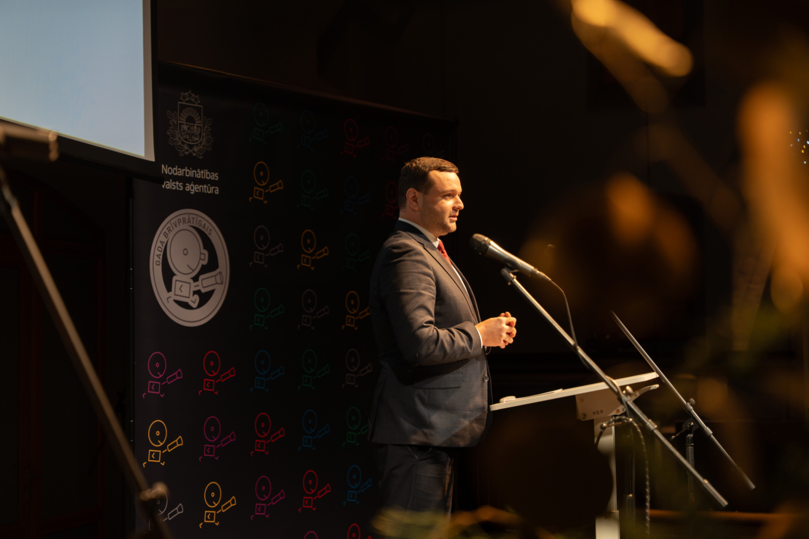 “Gada brīvprātīgais 2025” apbalvošanas ceremonijas foto. Labklājības ministrs Reinis Uzulnieks,