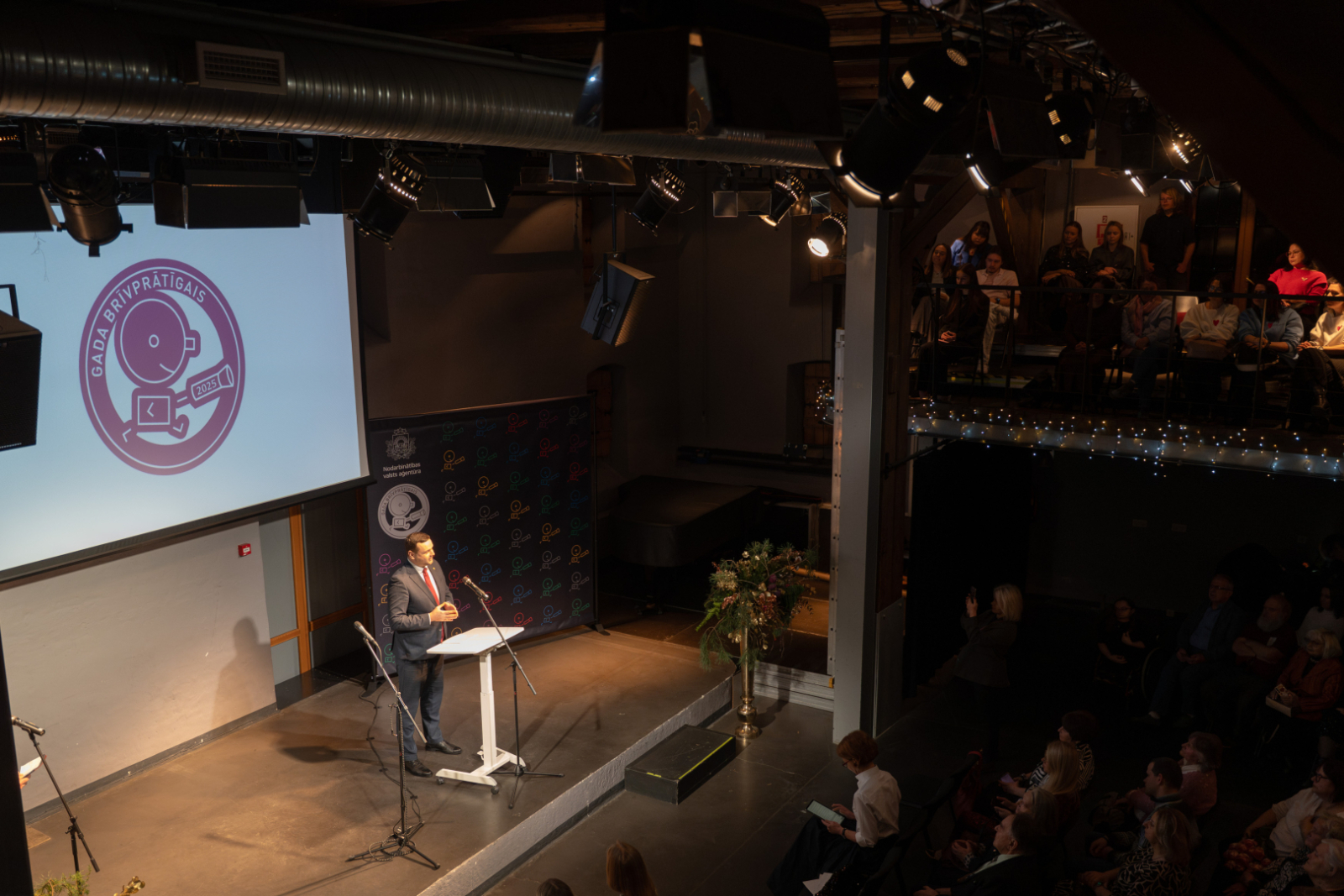 “Gada brīvprātīgais 2025” apbalvošanas ceremonijas foto. Labklājības ministrs Reinis Uzulnieks,