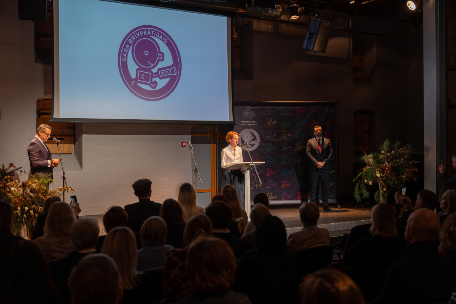 “Gada brīvprātīgais 2025” apbalvošanas ceremonijas foto.  Nodarbinātības valsts aģentūras direktore Evita Simsone.