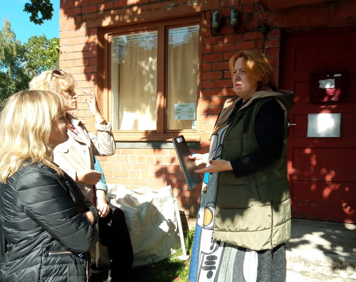 Pasākuma “Atvērto durvju dienas uzņēmumos personām ar invaliditāti” foto, kur redzami dalībnieki uzņēmuma apmeklējuma laikā
