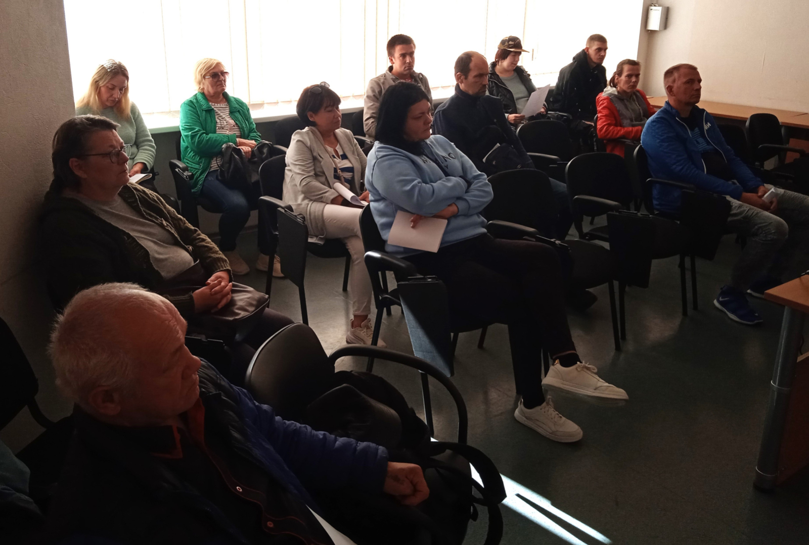 Pasākuma “Atvērto durvju dienas uzņēmumos personām ar invaliditāti” foto, kur redzami dalībnieki uzņēmuma apmeklējuma laikā