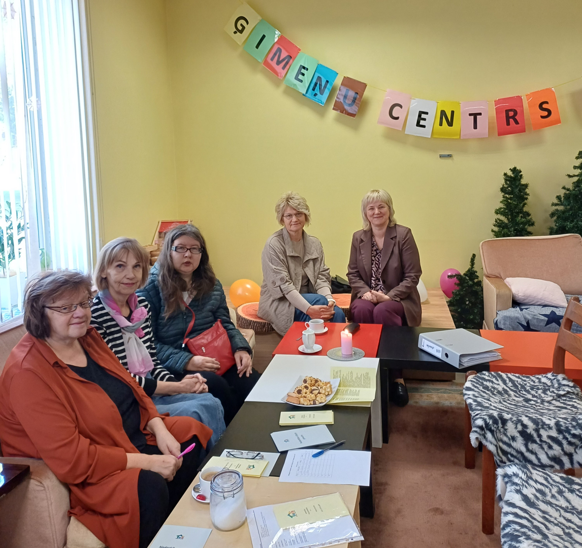 Pasākuma “Atvērto durvju dienas uzņēmumos personām ar invaliditāti” foto, kur redzami dalībnieki uzņēmuma apmeklējuma laikā