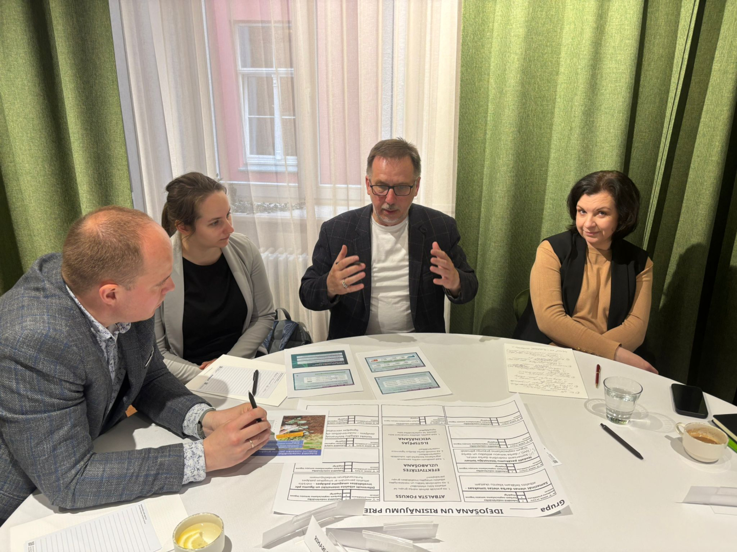 Grupas kopbilde no NVA un NVO domnīcas