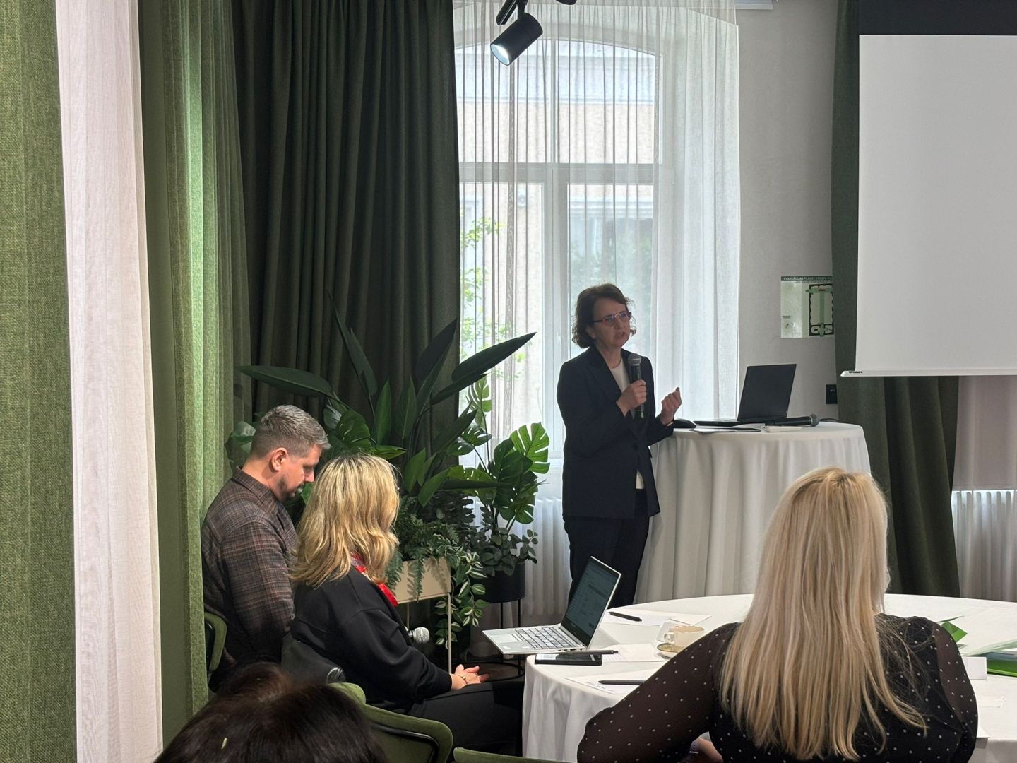 Grupas kopbilde no NVA un NVO domnīcas