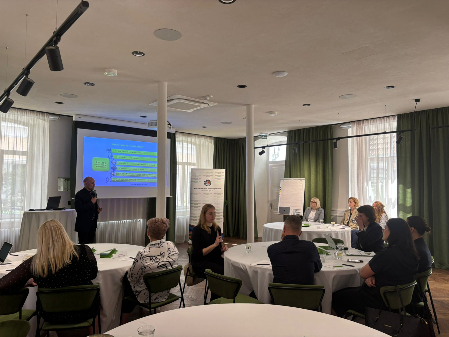 Grupas kopbilde no NVA un NVO domnīcas