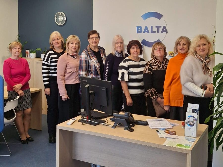 Pasākuma “Atvērto durvju dienas uzņēmumos personām ar invaliditāti” foto, kur redzami dalībnieki uzņēmuma apmeklējuma laikā