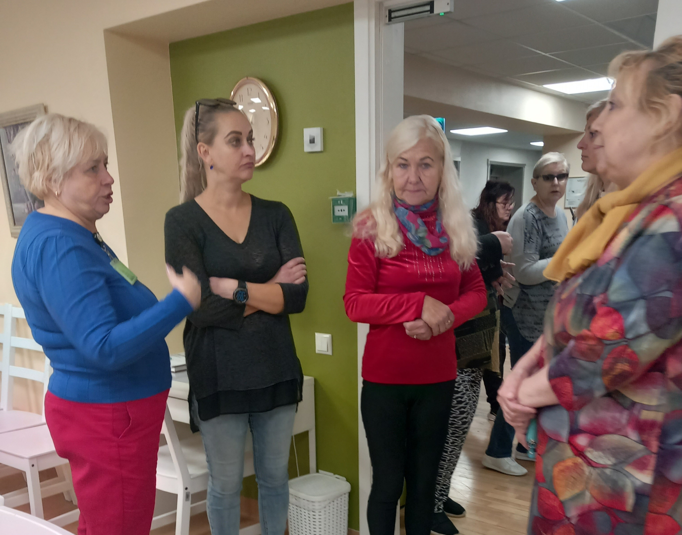 Pasākuma “Atvērto durvju dienas uzņēmumos personām ar invaliditāti” foto, kur redzami dalībnieki uzņēmuma apmeklējuma laikā