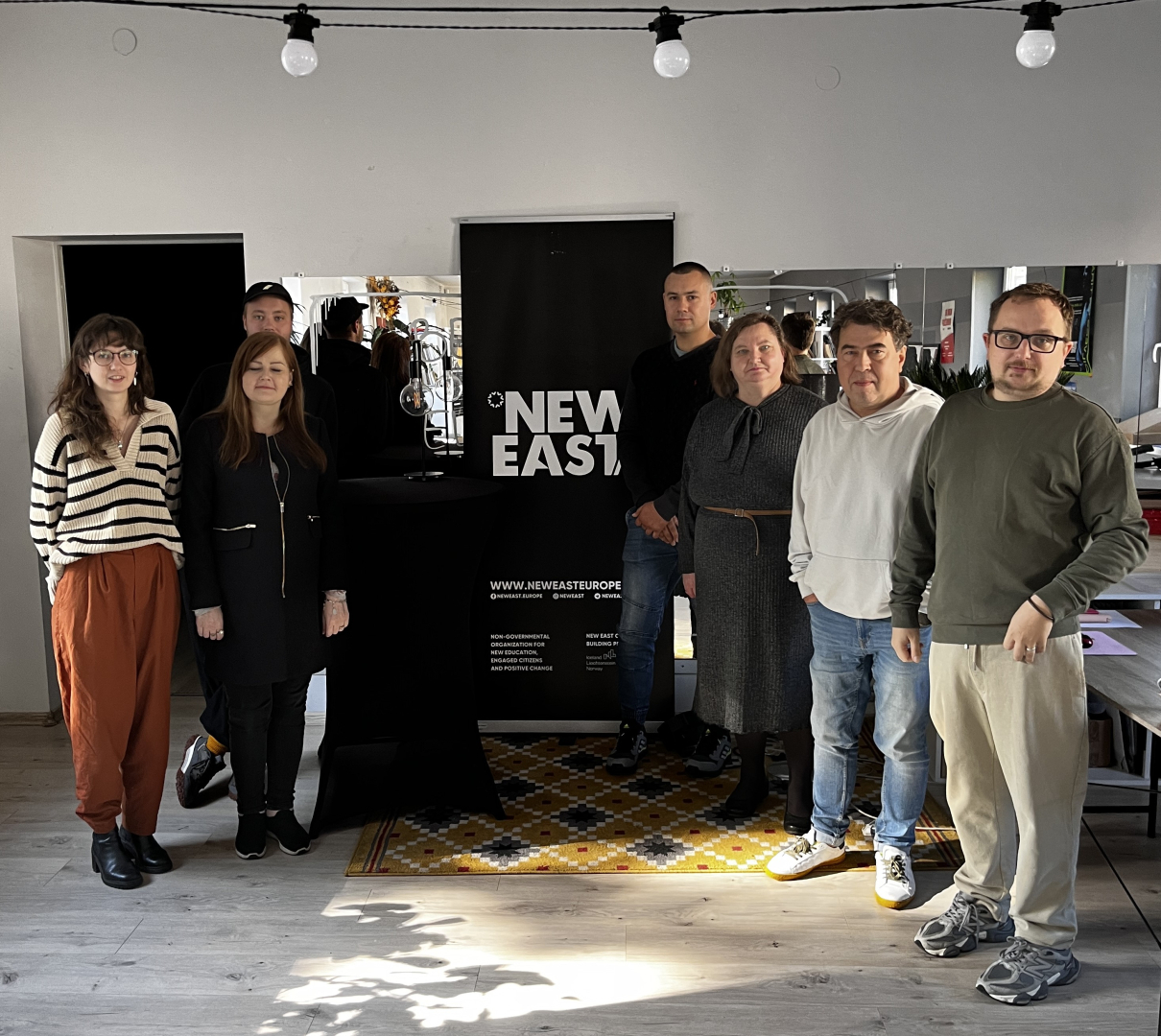 Pasākuma “Atvērto durvju dienas uzņēmumos personām ar invaliditāti” foto, kur redzami dalībnieki uzņēmuma apmeklējuma laikā