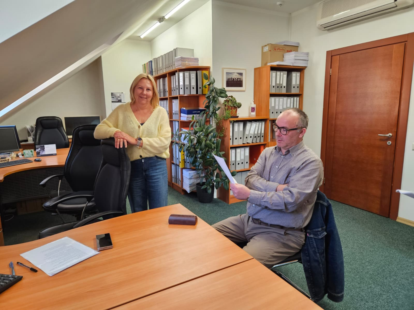 Pasākuma “Atvērto durvju dienas uzņēmumos personām ar invaliditāti” foto, kur redzami dalībnieki uzņēmuma apmeklējuma laikā