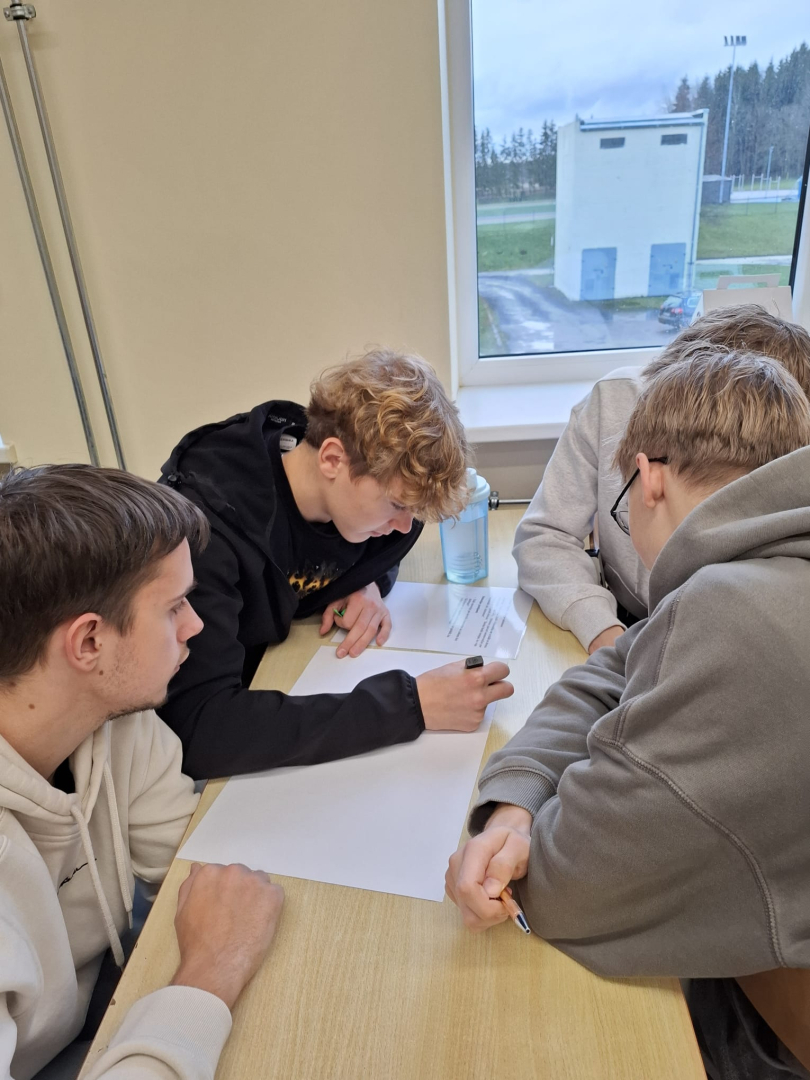 Jaunieši piedalās interaktīvā darbnīcā, diskutē un strādā pie uzdevumiem auditorijā.