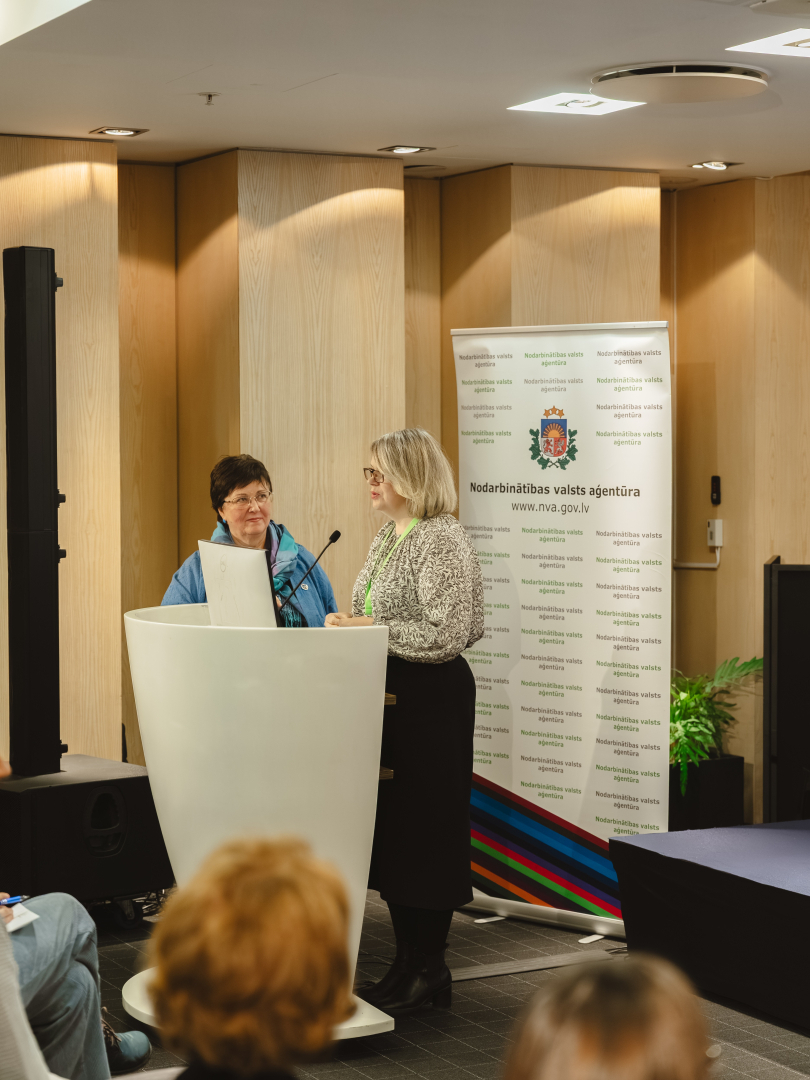 Konferences “Brīvprātīgais darbs Latvijā — vakar, šodien un rīt”. Fotomirkļis ar auditoriju, skatuvi un runātājiem.