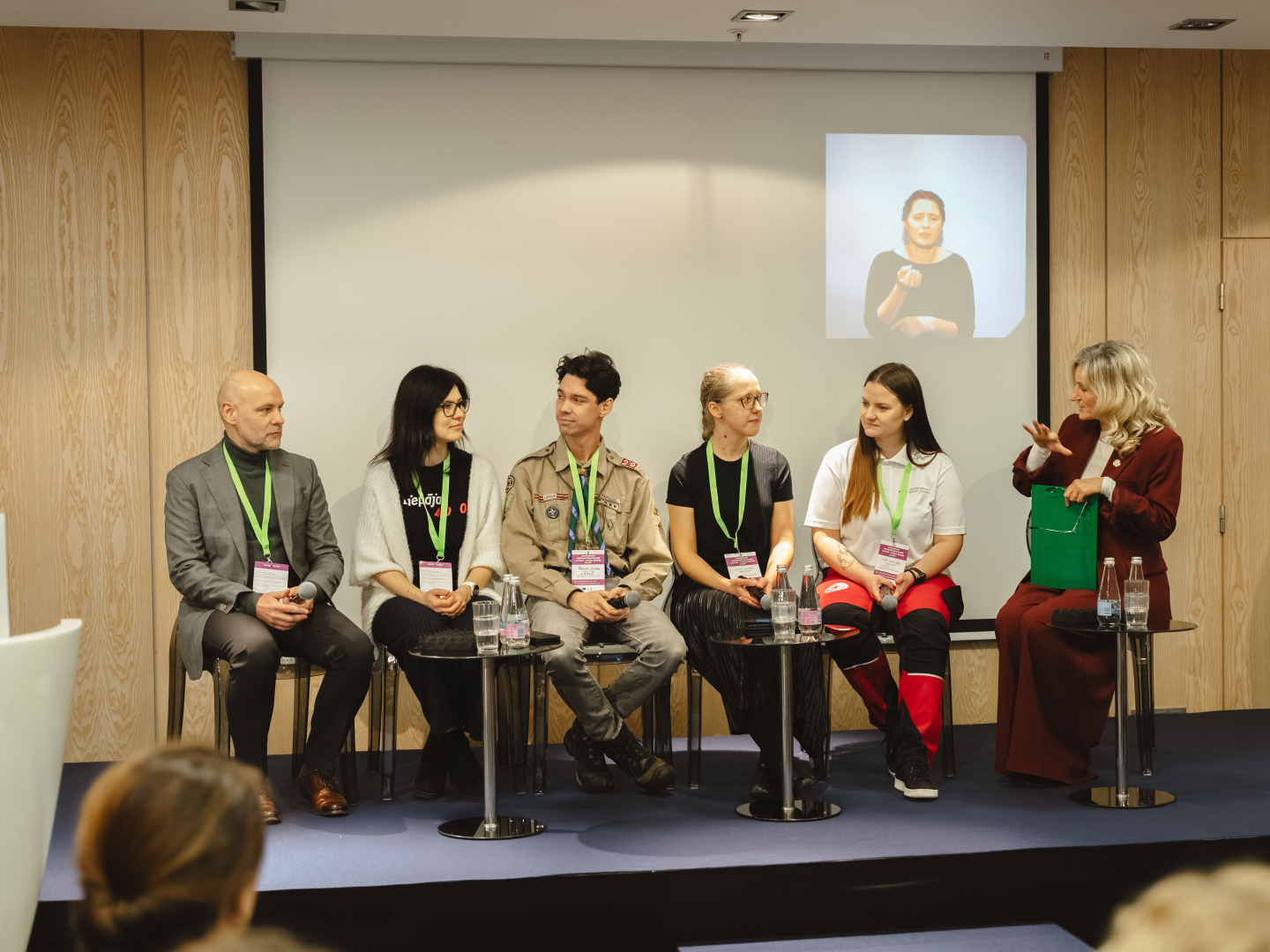 Konferences “Brīvprātīgais darbs Latvijā — vakar, šodien un rīt” foto ar plašu auditoriju, uz skatuves norisinās diskusija.