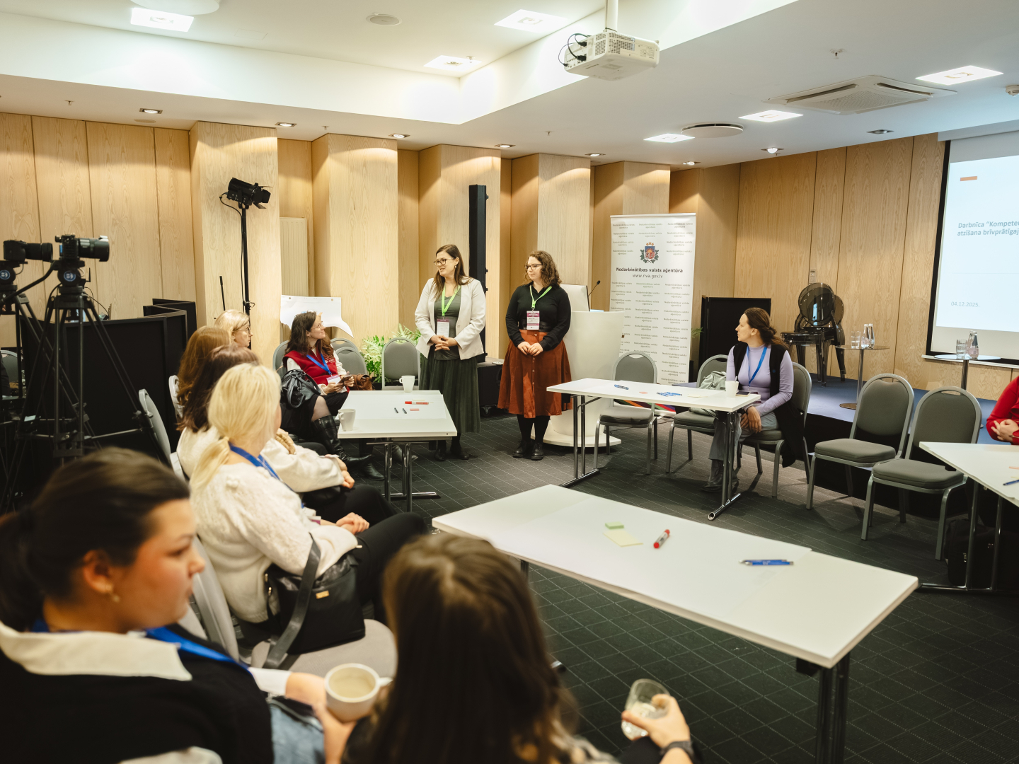 Konferences “Brīvprātīgais darbs Latvijā — vakar, šodien un rīt” foto ar plašu auditoriju.