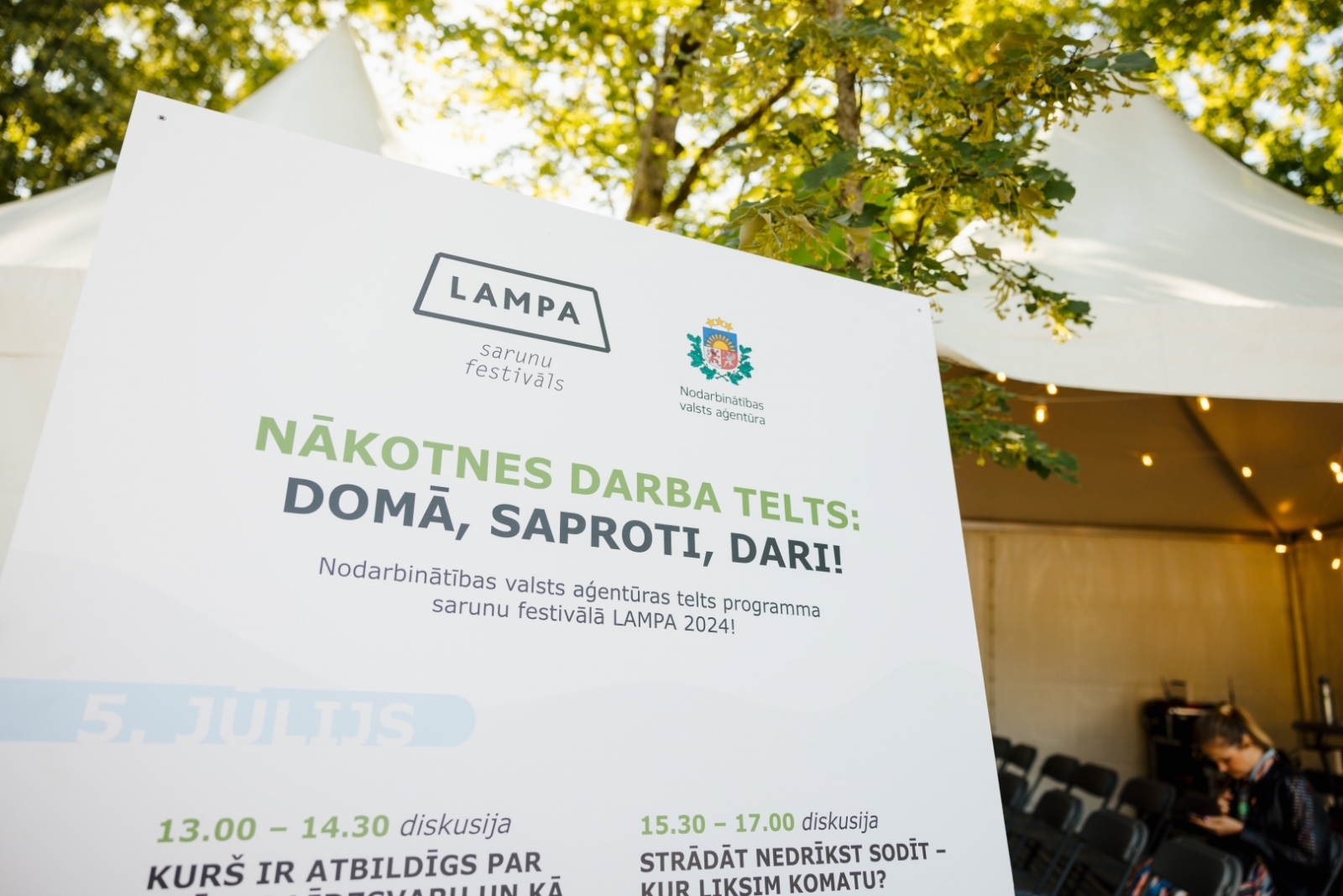 NVA telts sarunu festivālā lampa, afiša