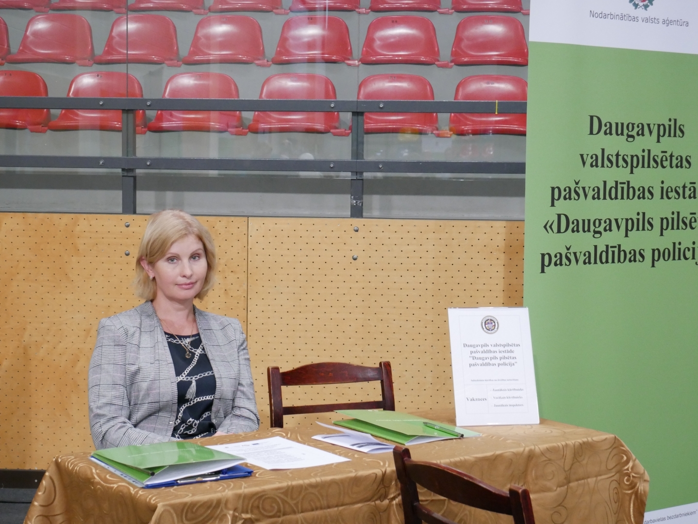 Daugavpils Olimpiskā centra Lielajā zālē darba meklētāji satikās ar darba devējiem