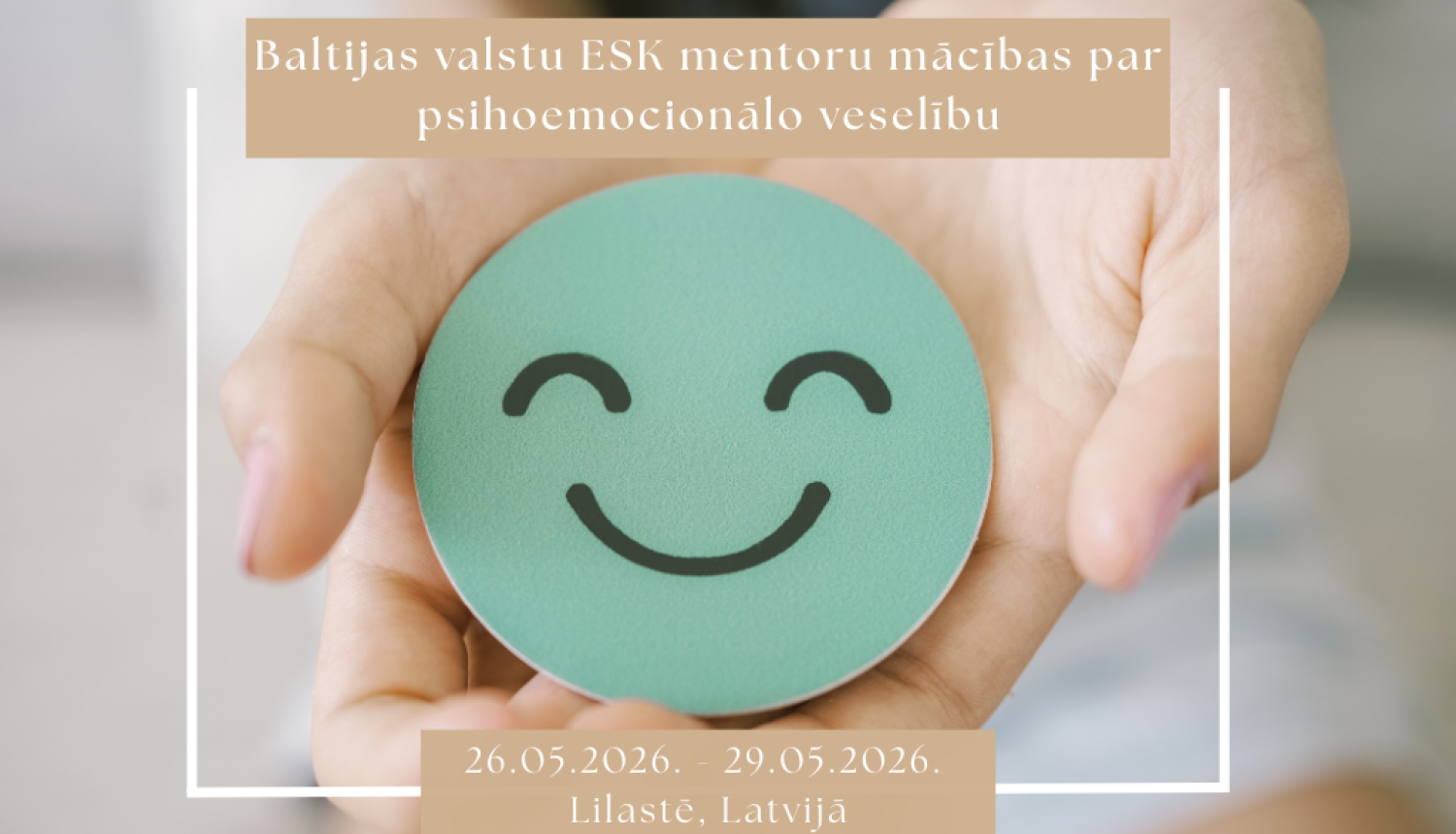 Attēls: Cilvēka rokas tur zaļu apli ar smaidošu sejiņu Uzraksts: Baltijas valstu Eiropas Solidārā korpusa mentoru mācības par psihoemociālo veselību. 26.052026-29.05.2026 Lilastē, Latvijā 