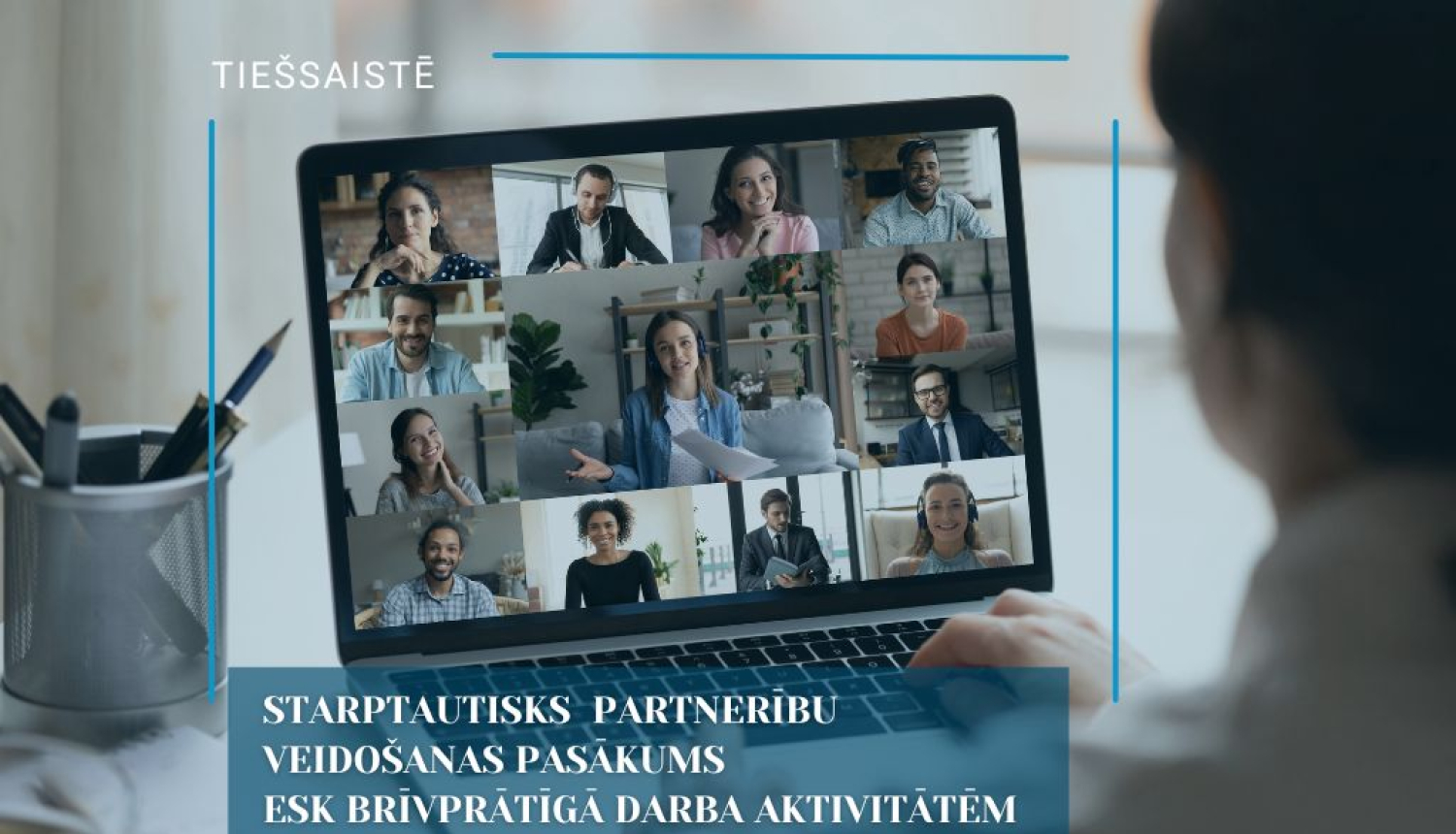 Attēls: Sieviete datorā vēro tiešsaistes pasākumu Uzraksts: Starptautisks tiešsaistes partnerību veidošanas pasākums Eiropas Solidaritātes korpusa brīvprātīgā darba aktivitātēm