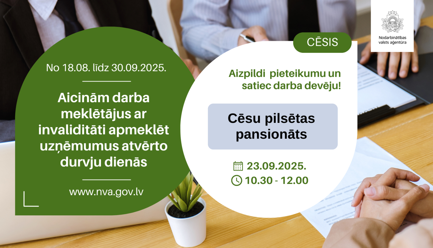 Plakāts. Atvērto durvju dienas uzņēmumos personām ar invaliditāti (18.08.–30.09.2025). Rīga: tikšanās ar darba devēju — VSIA “Traumatoloģijas un ortopēdijas slimnīca” (TOS) 09.09.2025 plkst. 11.00–13.00. Aicinājums aizpildīt pieteikumu. Fonā cilvēki pie galda uz kura novietoti dokumenti un CV. 