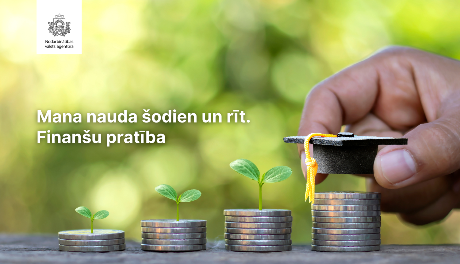 Attēls, kas ilustrē finanšu pratību: uz monētu kaudzītēm aug stādi, un uz augstākās kaudzītes novietota absolventa cepure. Teksts: "Mana nauda šodien un rīt. Finanšu pratība."