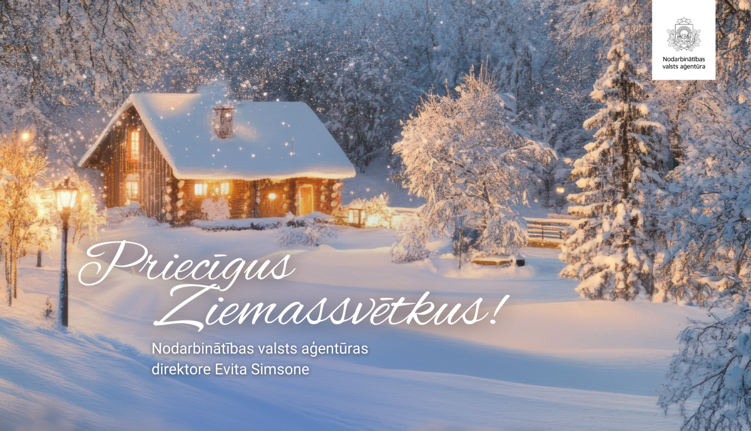Ziemas ainava ar sniegotu lauku māju un apsnigušiem kokiem, logos mirdz mājīga gaisma.