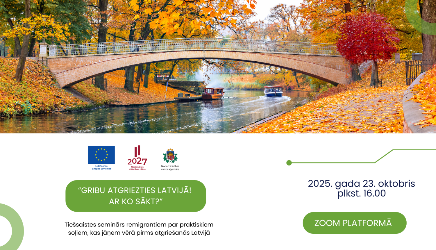 Rudens ainava Rīgas kanālā ar tiltu un laivām.