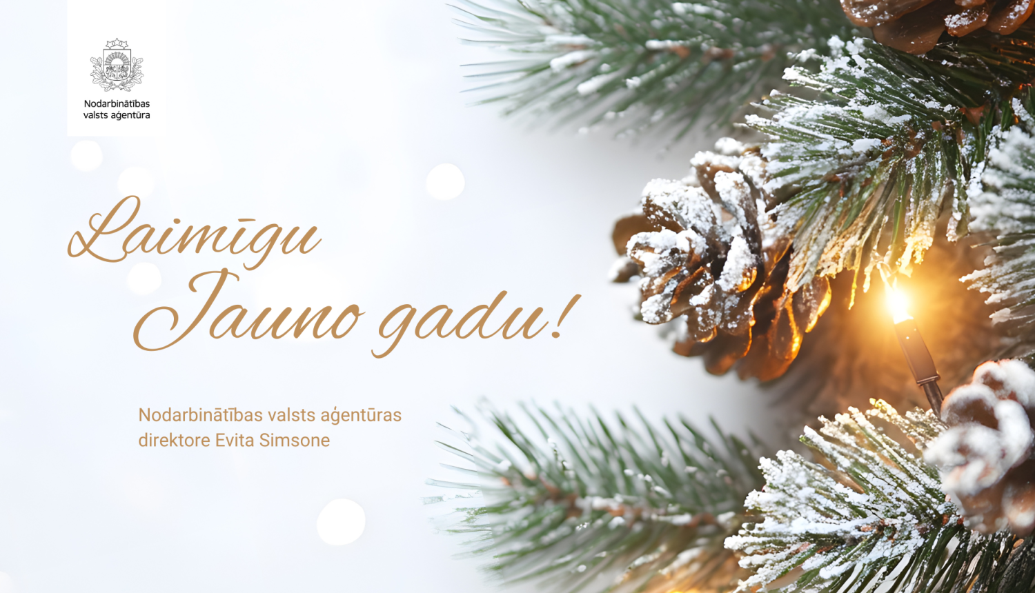 Apsveikuma kartīte ar apsnigušiem egļu zariem, čiekuriem, siltām gaismiņām un tekstu “Laimīgu Jauno gadu!”