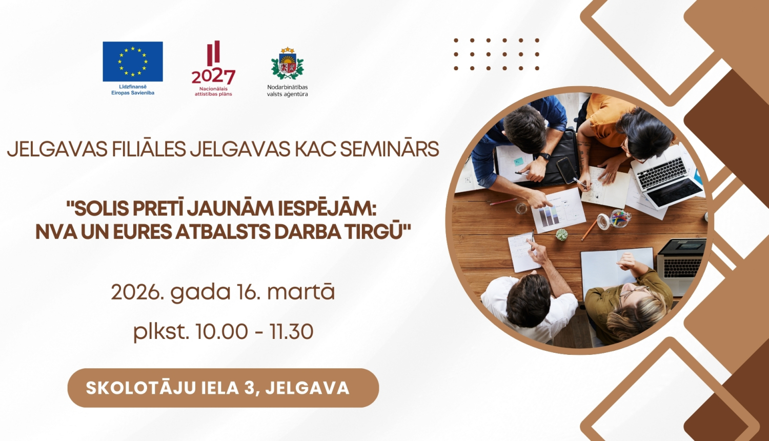 Semināra makets. Attēlā redzamas četras personas sarunājamies pie galda, uz kura novietoti datori, lapas un kancelejas preces.