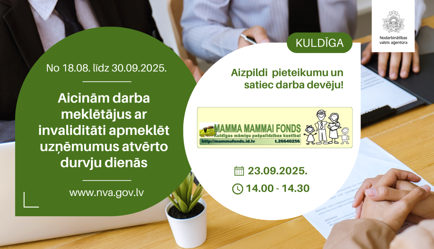 Plakāts. Atvērto durvju dienas uzņēmumos personām ar invaliditāti (18.08.–30.09.2025). Kuldīga: tikšanās ar darba devēju — “Mamma mammai fonds” 23.09.2025 plkst. 14.00–14.30. Aicinājums aizpildīt pieteikumu. Fonā cilvēki pie galda, uz kura novietoti dokumenti un CV. Redzami NVA un “Mamma mammai fonds” logotipi; norādīta vietne www.nva.gov.lv