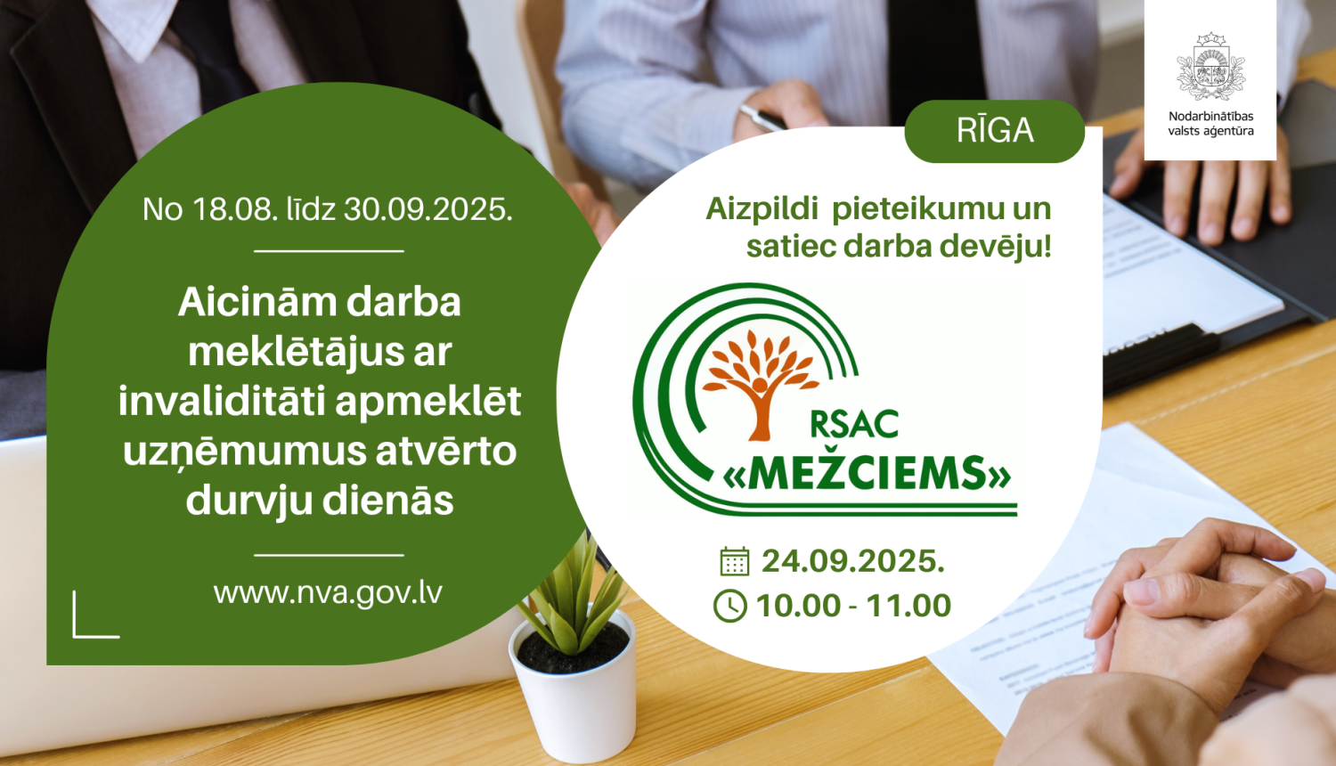 Plakāts. Atvērto durvju dienas uzņēmumos personām ar invaliditāti (18.08.–30.09.2025). Rīga: tikšanās ar darba devēju — “DigiFix” 16.09.2025 plkst. 14.00–16.00. Aicinājums aizpildīt pieteikumu. Fonā cilvēki pie galda, uz kura novietoti dokumenti un CV. Redzami NVA un “DigiFix” logotipi; norādīta vietne www.nva.gov.lv