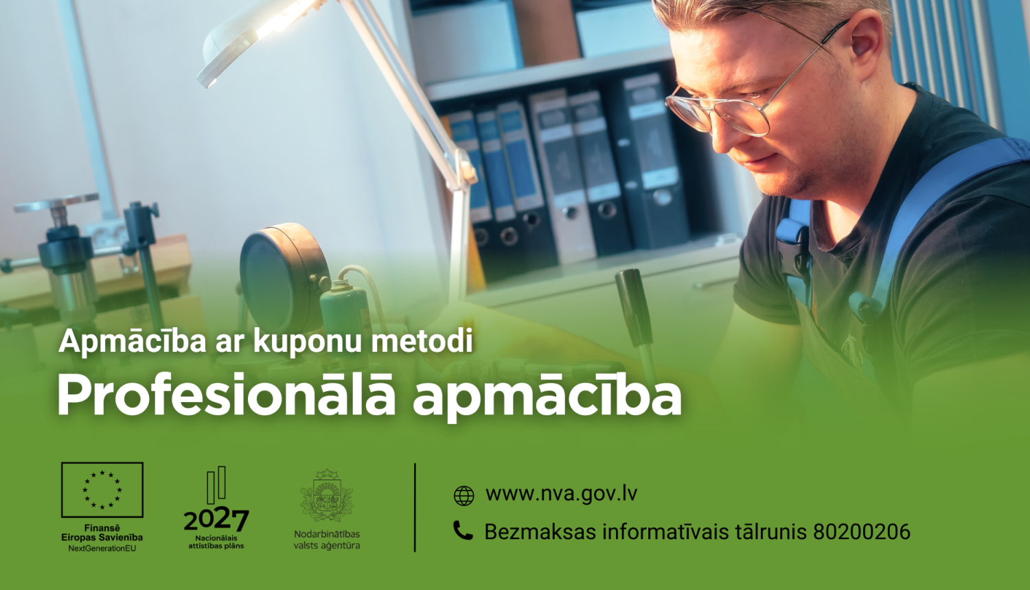 Vīrietis darbnīcā apgūst darbu ar metālapstrādes iekārtām, koncentrējoties uz precīzu detaļu apstrādi