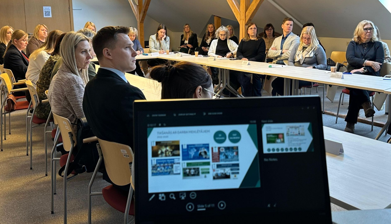 Tikšanās dalībnieki pie sarunu galda