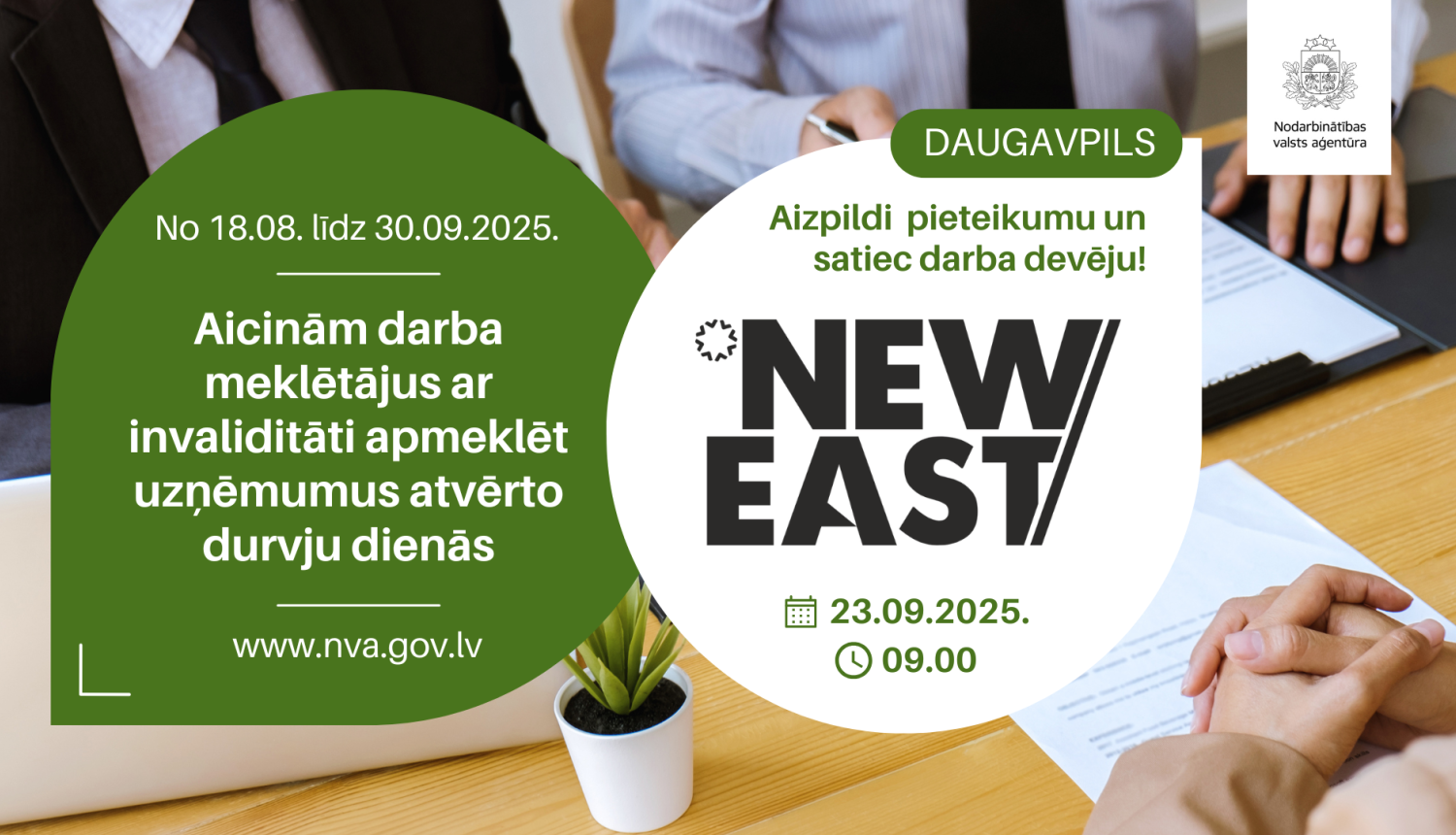 Plakāts. Atvērto durvju dienas uzņēmumos personām ar invaliditāti (18.08.–30.09.2025). Rīga: tikšanās ar darba devēju — VSIA “Traumatoloģijas un ortopēdijas slimnīca” (TOS) 09.09.2025 plkst. 11.00–13.00. Aicinājums aizpildīt pieteikumu. Fonā cilvēki pie galda uz kura novietoti dokumenti un CV. 