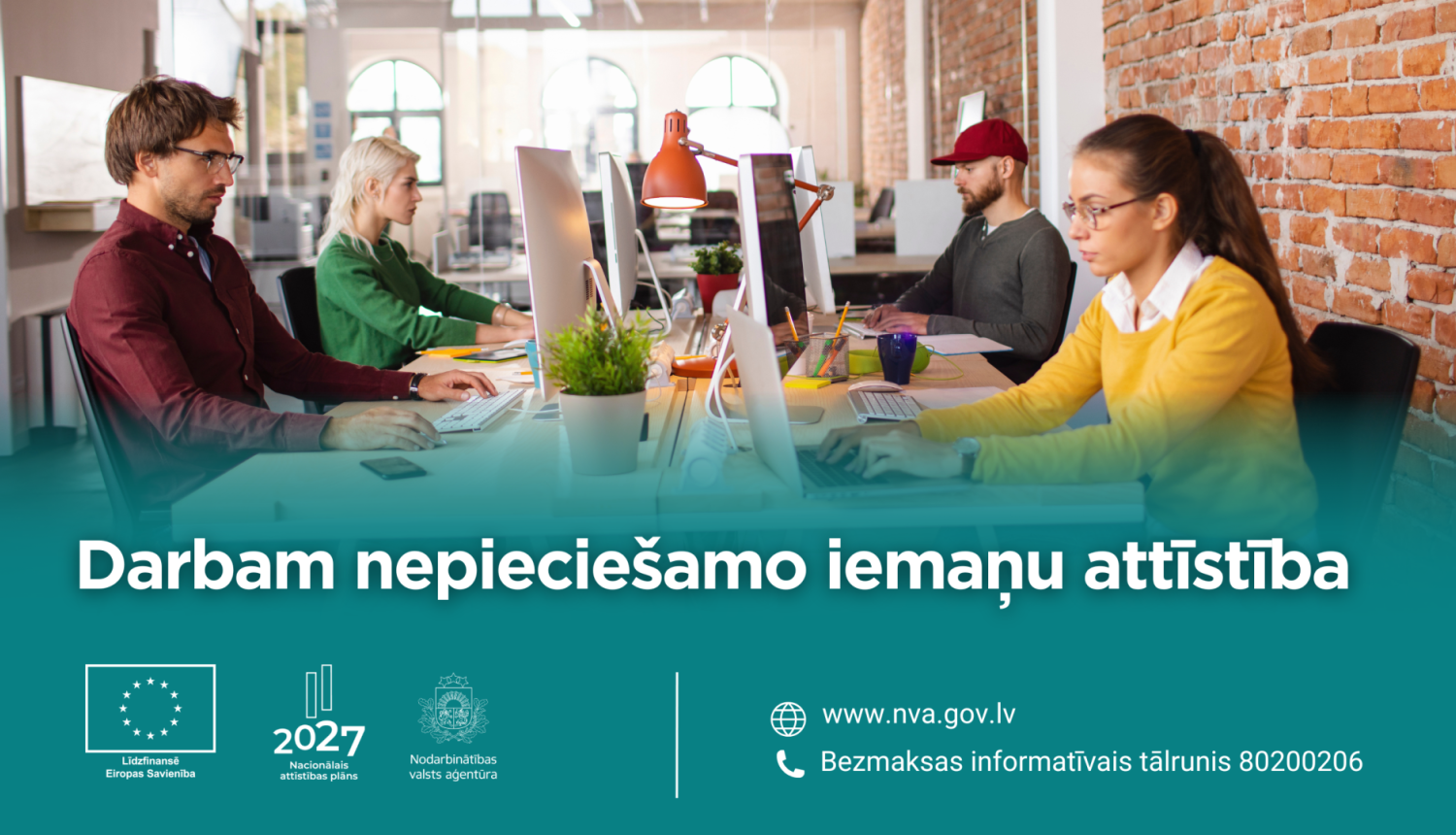 Četri cilvēki strādā pie datoriem atvērtā tipa birojā. Apakšā redzams: teksts "Darbam nepieciešamo iemaņu attīstība" un logo