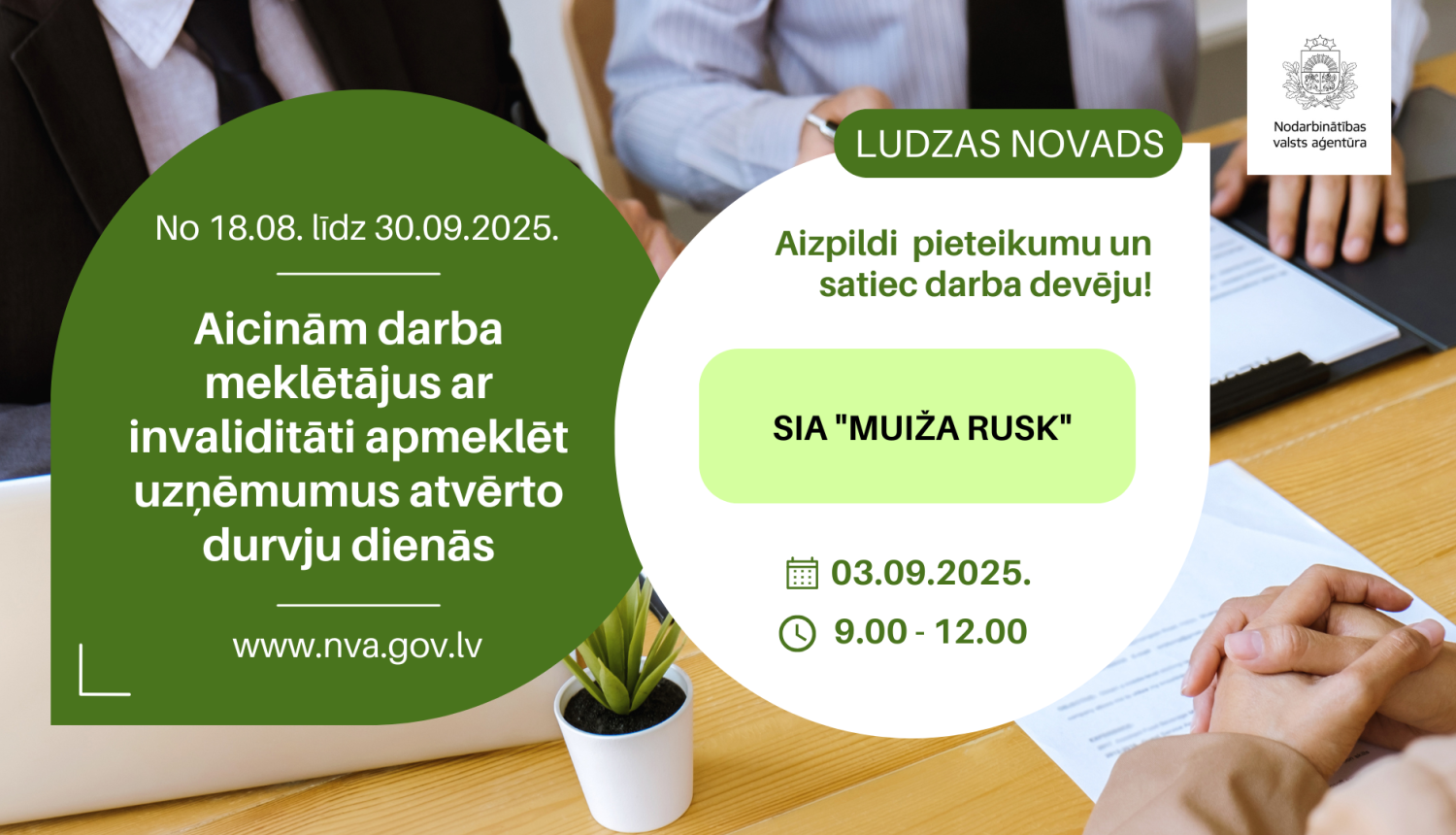 Plakāts. Atvērto durvju dienas uzņēmumos personām ar invaliditāti (18.08.–30.09.2025). Ludzas novads: tikšanās ar darba devēju — SIA “Muiža Rusk” 03.09.2025 plkst. 9.00–12.00. Aicinājums aizpildīt pieteikumu. Fonā cilvēki pie galda uz kura novietoti dokumenti un CV. Redzams NVA logotips; norādīta vietne www.nva.gov.lv