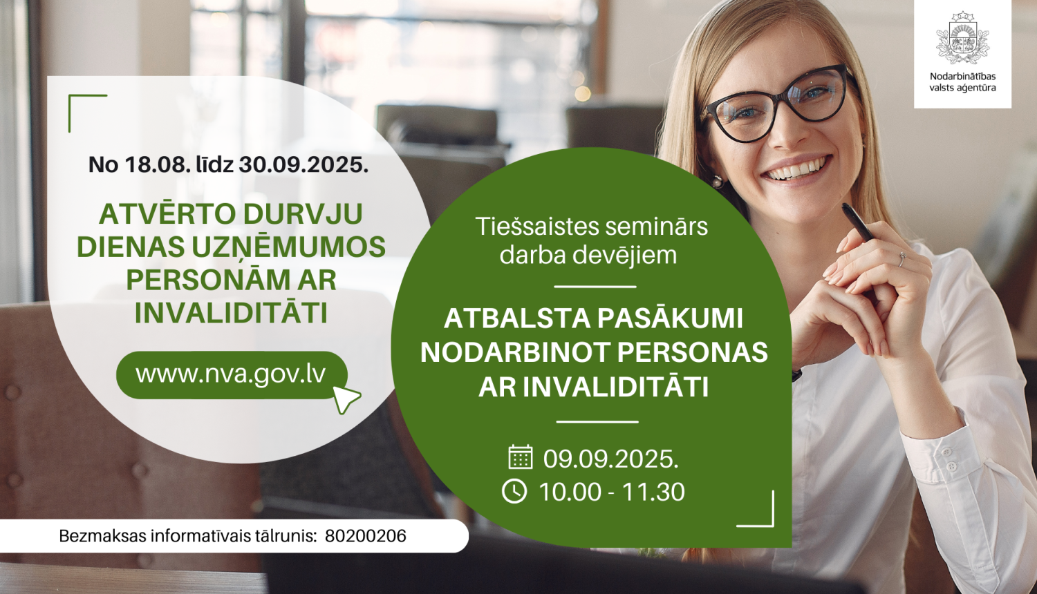 Smaidoša sieviete ar brillēm un pildspalvu rokās, blakus – teksts par NVA atvērto durvju dienām uzņēmumos personām ar invaliditāti un tiešsaistes semināru darba devējiem par atbalsta pasākumiem 09.09.2025. plkst. 10.00–11.30.