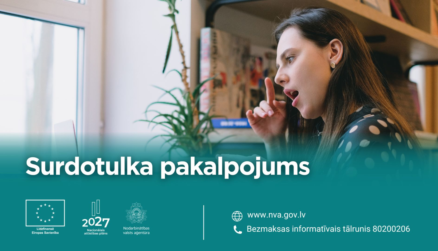 Sieviete sazinās zīmju valodā