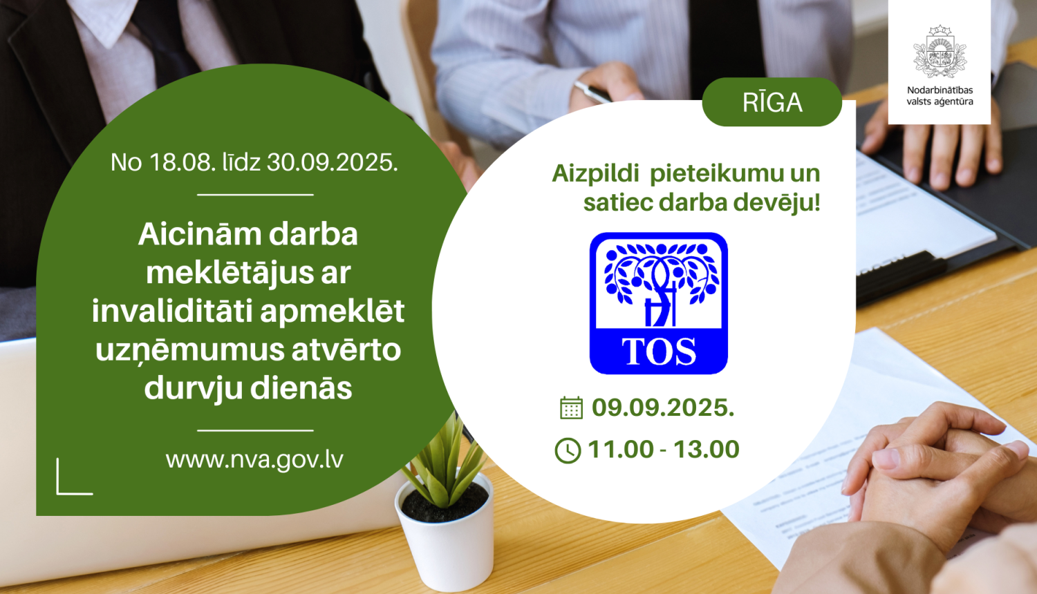 Plakāts. Atvērto durvju dienas uzņēmumos personām ar invaliditāti (18.08.–30.09.2025). Rīga: tikšanās ar darba devēju — VSIA “Traumatoloģijas un ortopēdijas slimnīca” (TOS) 09.09.2025 plkst. 11.00–13.00. Aicinājums aizpildīt pieteikumu. Fonā cilvēki pie galda uz kura novietoti dokumenti un CV. Redzami NVA un TOS logotipi; norādīta vietne www.nva.gov.lv
