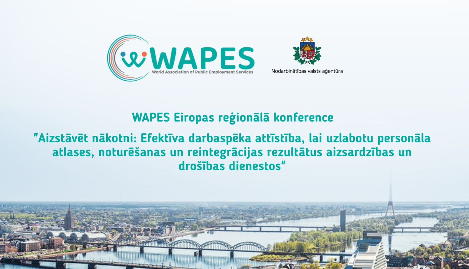 Rīgas panorāma saulrietā ar Daugavu, tiltiem un televīzijas torni.