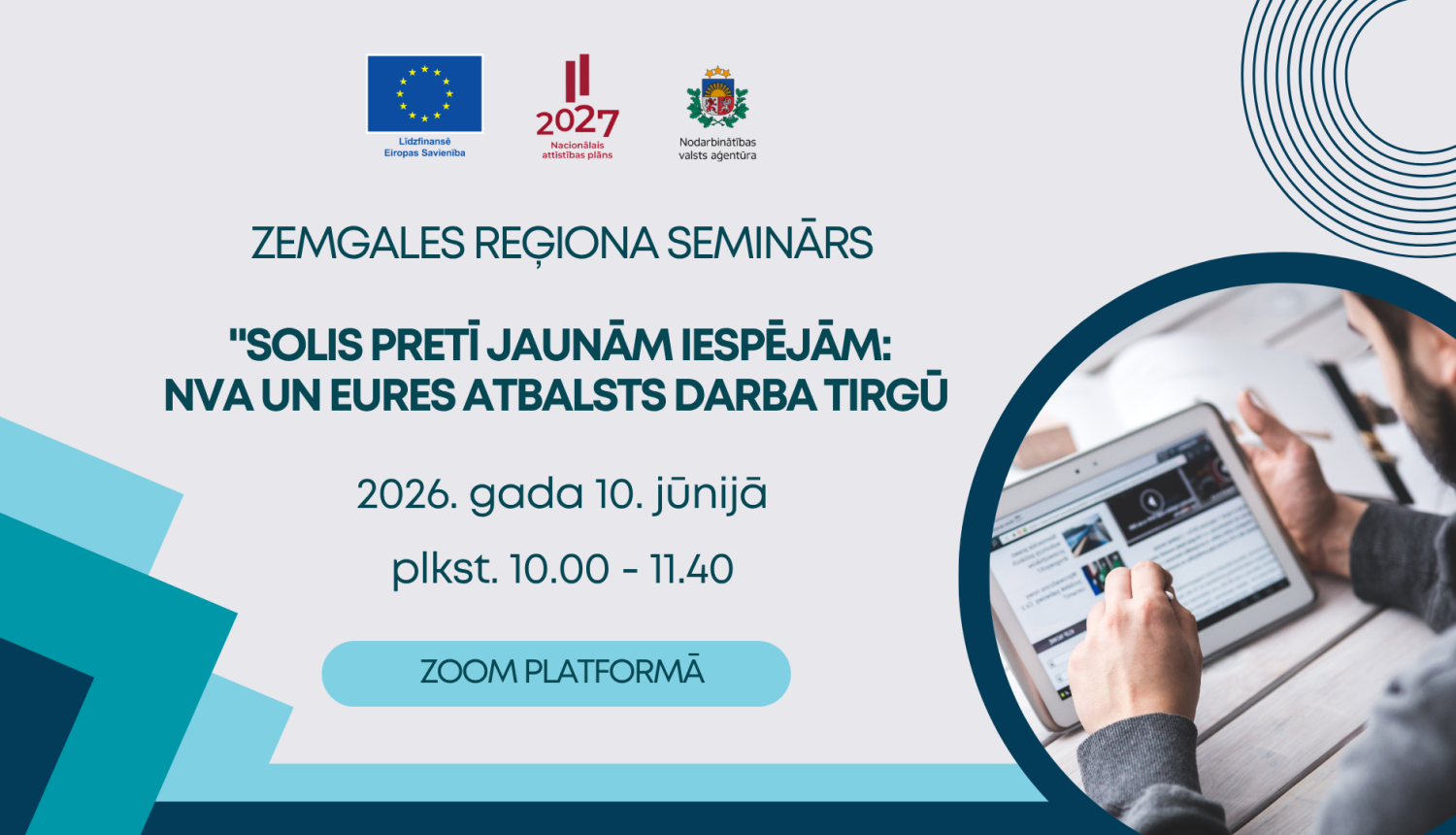 Semināra makets. Attēlā redzams vīrietis pie galda ar planšeti rokās.