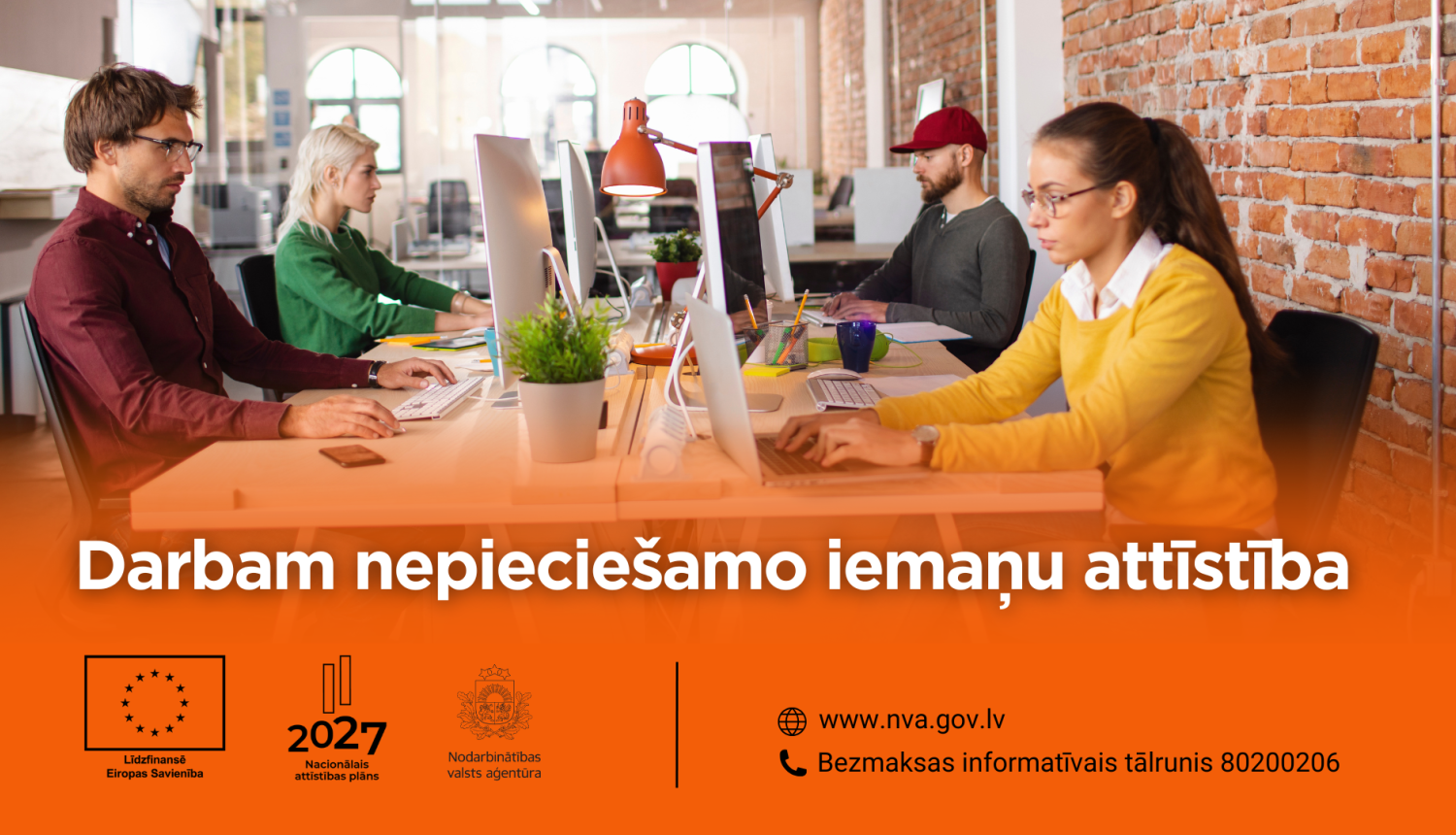 Pakalpojums 'Darbam nepieciešamo iemaņu attīstība'. Fotoattēls: cilvēki strādā modernā birojā pie datoriem. Pakalpojuma apraksts atrodas zem attēla.