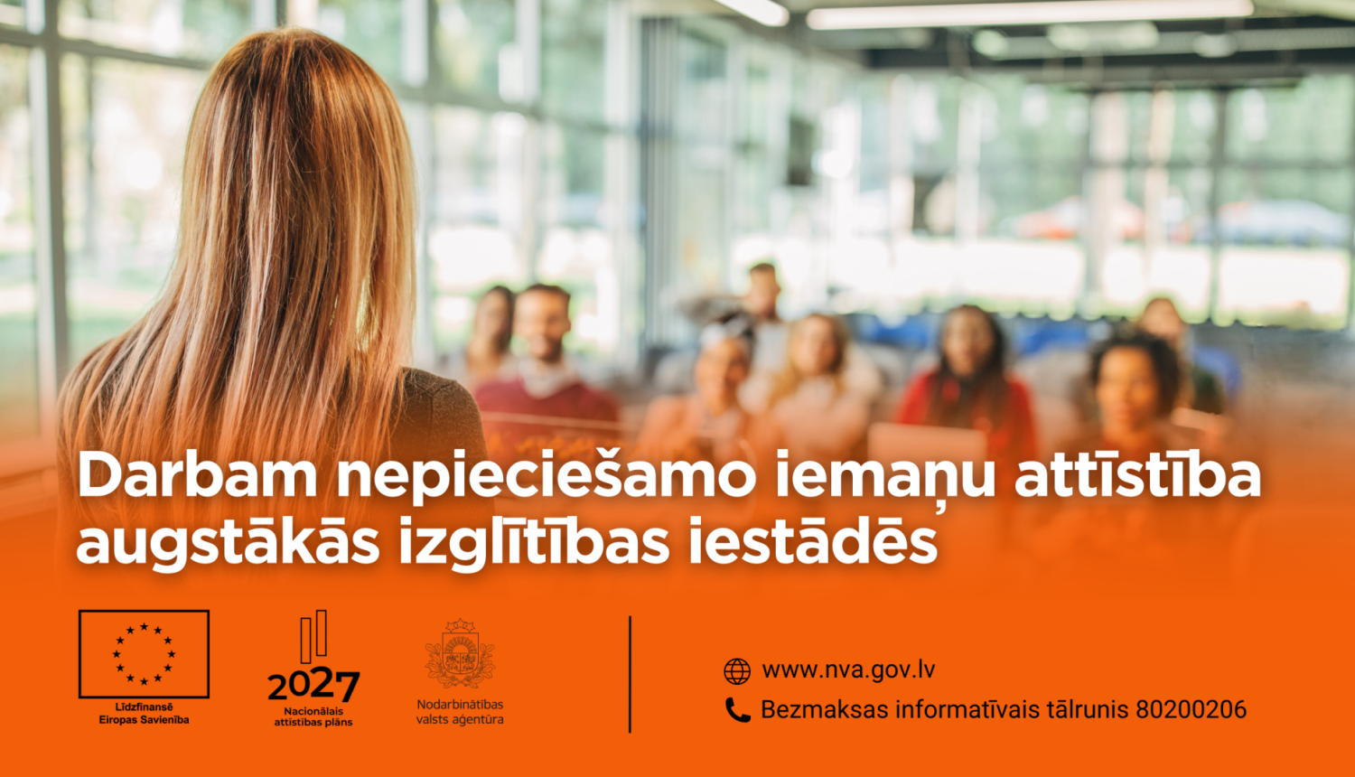 Redzama sieviete ar gariem gaišiem matiem, kas uzrunā auditoriju. Apakšā ir oranža josla ar tekstu "Darbam nepieciešamo iemaņu attīstība augstākās izglītības iestādēs," NVA un ES logo, kā arī kontaktinformācija.