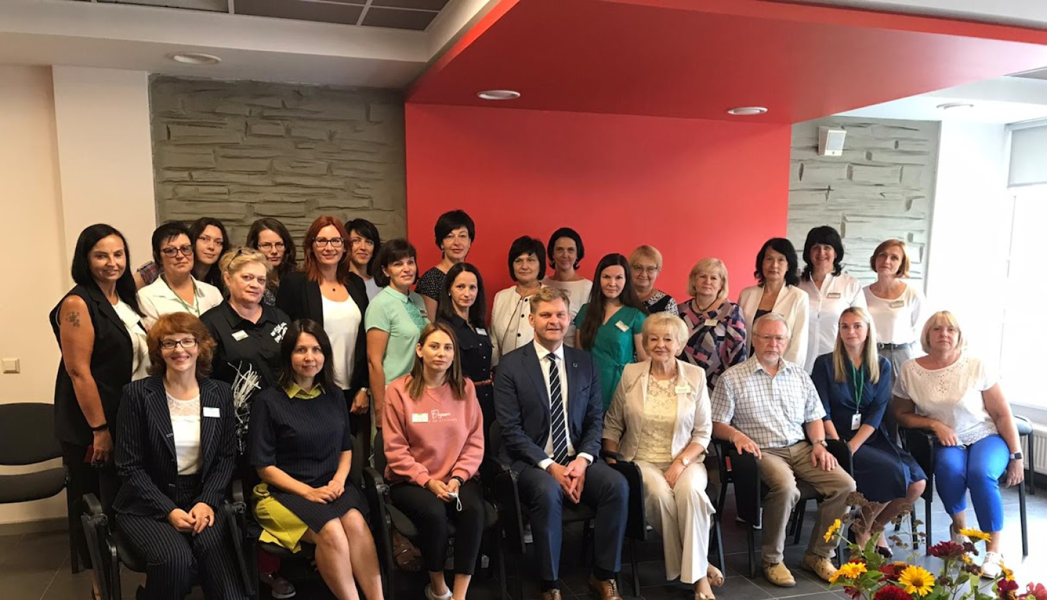 Fotoattēls : NVA kolektīvs, centrā LM ministrs Gatis Eglītis.